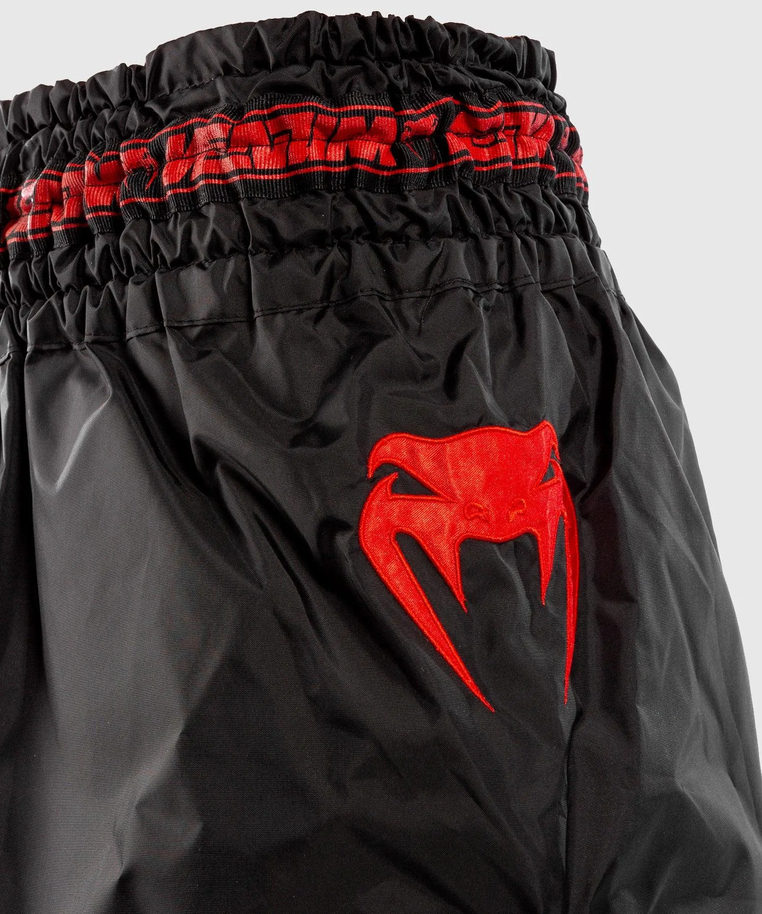 Pantalones cortos Venum Muay Thai Parachute - Negro/Rojo